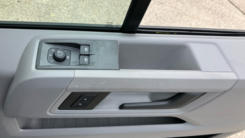 Volkswagen Crafter Cr35 Mwb Diesel Fwd 2.0 TDI 140PS Commerce Plus Low Roof Van